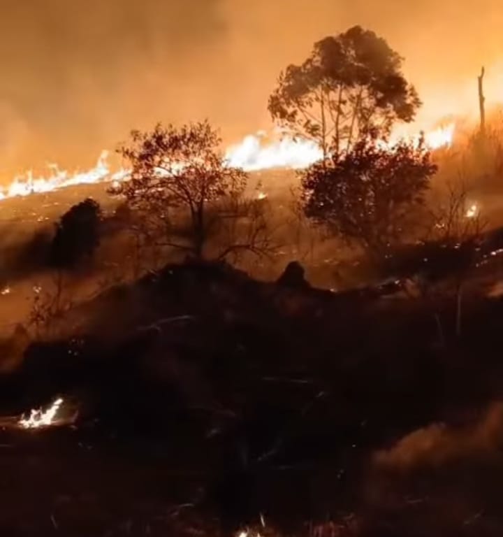 É divulgado vídeo mostrando a força do incêndio na Serra do Inhandjara 